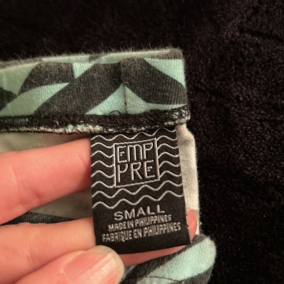 Printed leggings size small - Picture 2 of 4